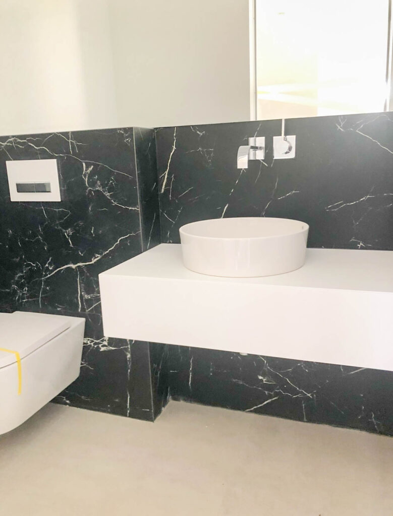 Neue Badewanne: Frisch gefliest, perfekt gemacht!